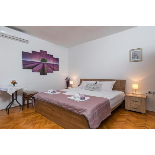 Mini apartment Petra - rooms Purple & Green with kitchen and garden