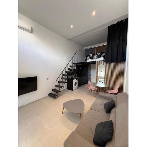 Mini duplex moderno bien ubicado.