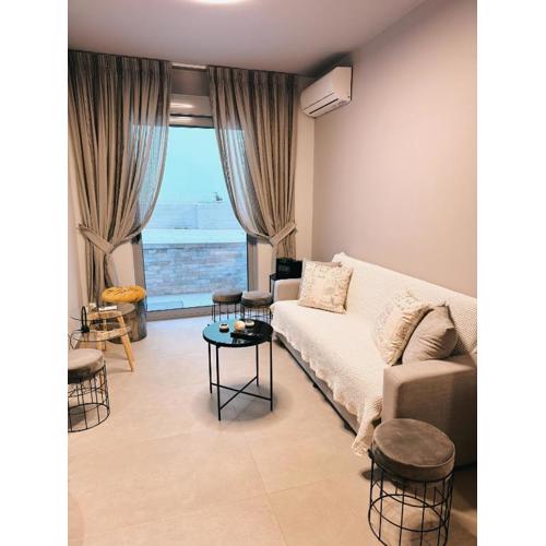 Minimal 2bd apartment in Thisio