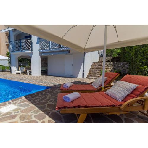 Mit tollem Pool nur 100 Meter zum Strand