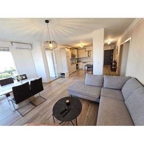 M&L spacious two bedroom apartment