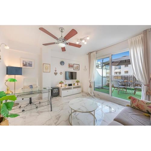 Modern 1 Bedroom Apartment, Steps from the Sea & Downtown