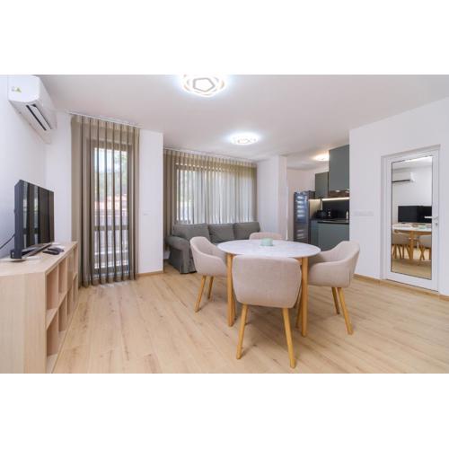 Modern 1-Bedroom Apartment with Free Parking
