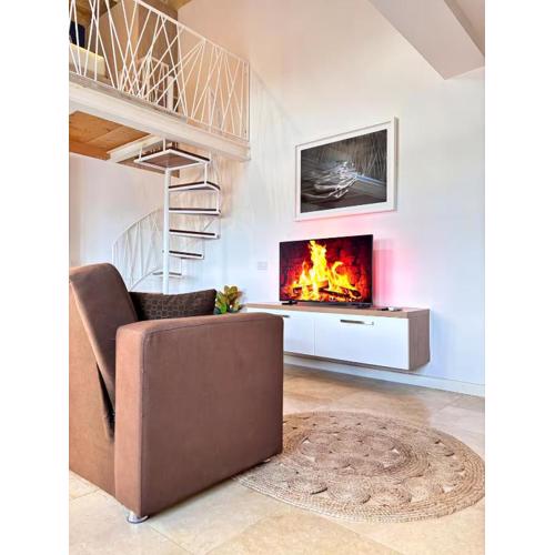 Modern 1BDR City Suite with WiFi & Harbour Views!