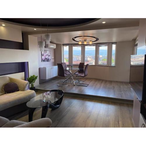 Modern 1BR Apartment with Hill View & Free Street parking