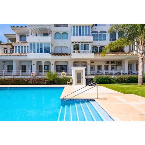 Modern 1BR Walk to Beach, Casino & Puerto Banús