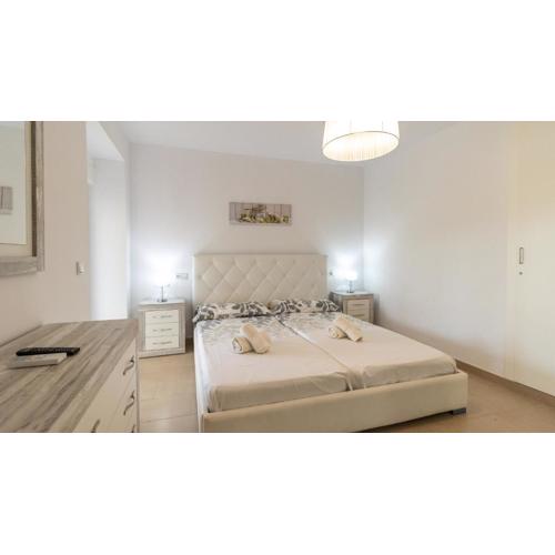 Modern 2 Bedroom Apartment 100 m From The Beach