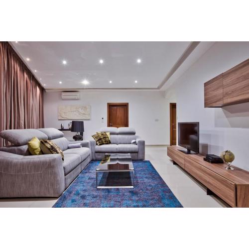 Modern 200sqm 4 bedroom Apartment with side sea view Sleeps 11