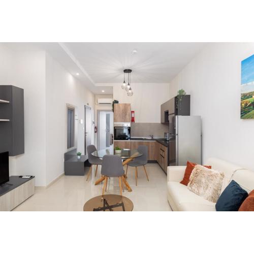 Modern 2BD Apartment with Maltese Balcony & Back Yard - Close to St Julian\