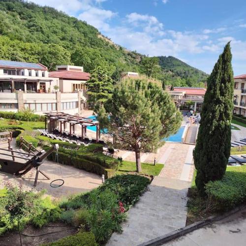 Modern 2BDRM in 5* Resort & pool