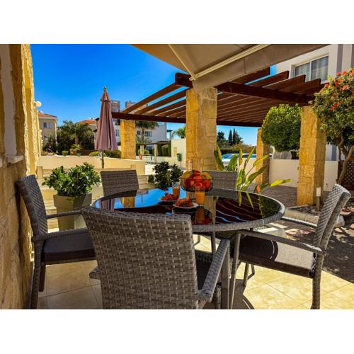 Modern 2BR Apartment with Pool, Veranda & Garden in Paphos