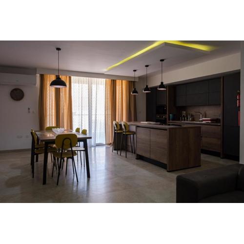 Modern 3 bedroom Apartment in Luqa (Sleeps 6)