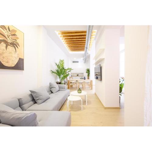 Modern 3 bedroom, city center with patio & high ceilings by 10ToSea