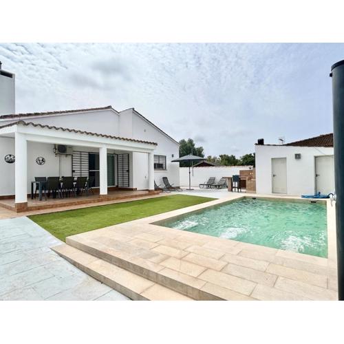 Modern 3-Bedroom Villa with Private Pool & BBQ