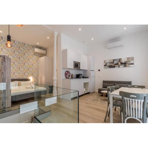 Modern and Bright- 2 Bd 2 Bth - Center