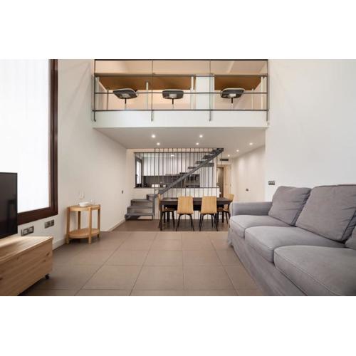 Modern and bright 4BD triplex in Paralel!
