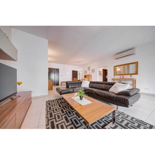 Modern and spacious 3 bedroom Apt in St Julian\