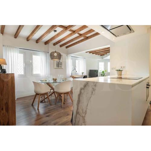 Modern apartment next to the Cervantes Theatre by REMS