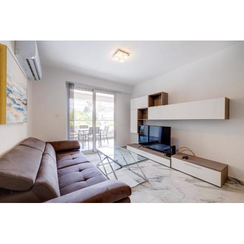 Modern Apartment steps to St George\