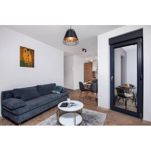 Modern Apartment with Balcony & Private Parking 5 min from Amphitheater