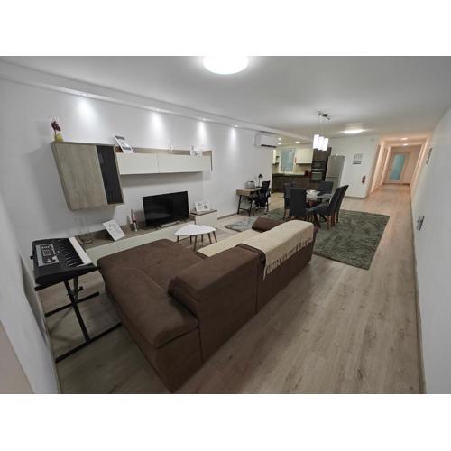Modern Apartment with Large Outdoor Area - Sleeps 7, Close to Malta International Airport