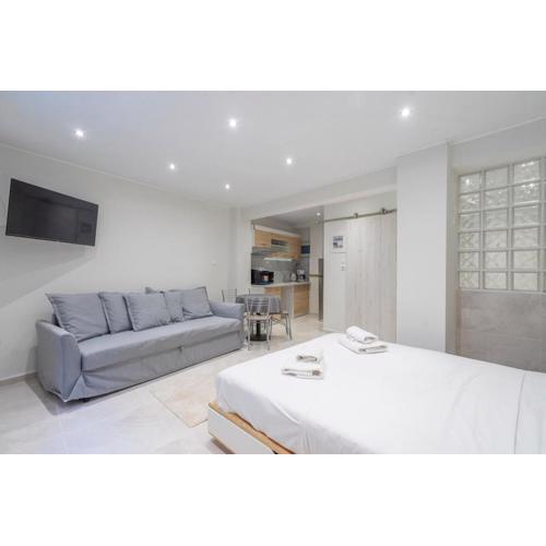 Modern apt at Thisio next to the metro station