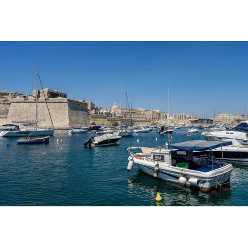 Modern apt Kalkara seafront!