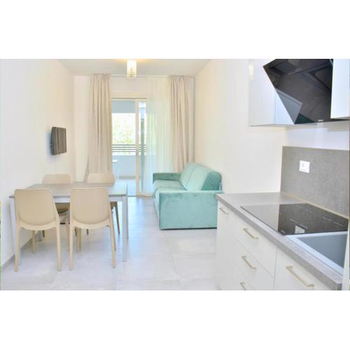 Modern beachfront flat in a residence with pool