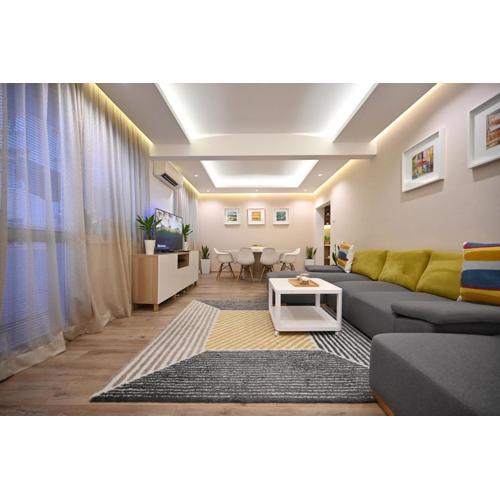 Modern Central 2-Bedroom Apartment with Parking