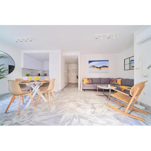 Modern City Centre Apartment w/ Terrace & Fast WIFI