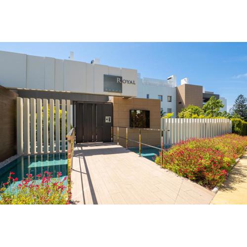 Modern Duplex Penthouse in Royal Banus Roof Top!
