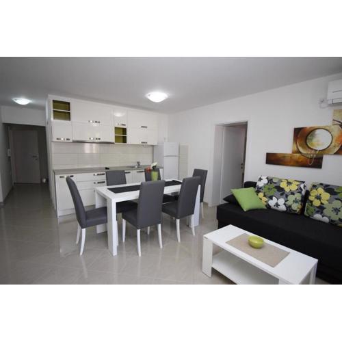 Modern eingerichtete Apartment für 4 Personen in einem Haus mit mehrere Apartments und mit Pool