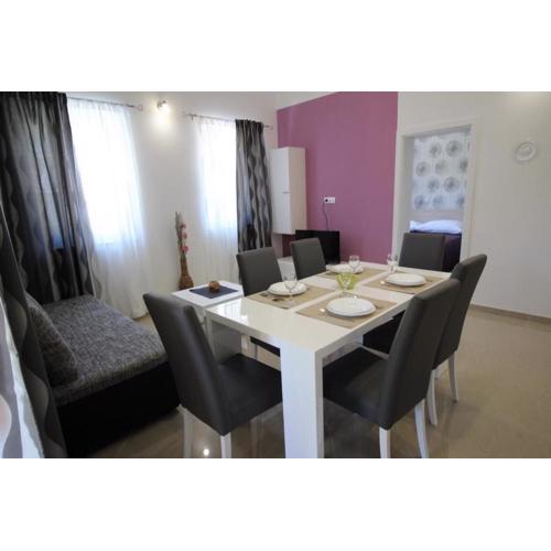 Modern eingerichtete Apartment für 4 Personen in einem Haus mit mehrere Apartments und mit Pool
