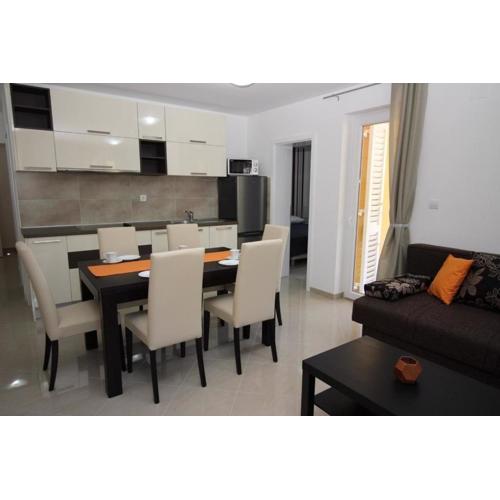 Modern eingerichtete Apartment für 4 Personen in einem Haus mit mehrere Apartments und mit Pool