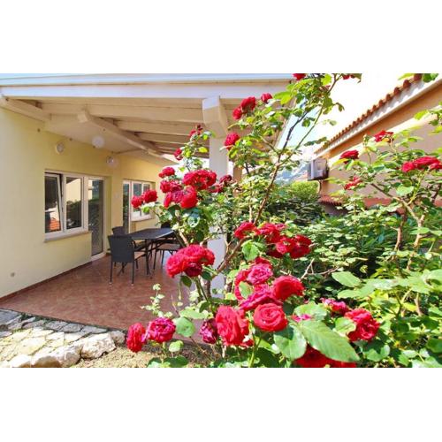 Modern eingerichtete Apartment im Erdgeschoss ideal für Famillien mit Kinder im Zentrum von Baska