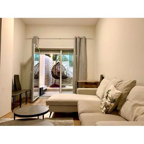 Modern family-size condo with private veranda-5min to the lake