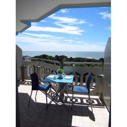 Modern flat, 130m from the sea with shared pool