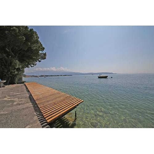 Modern Flat with lake view & private beach!