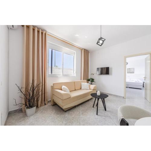 Modern Home with Wifi and Beach Access Golem