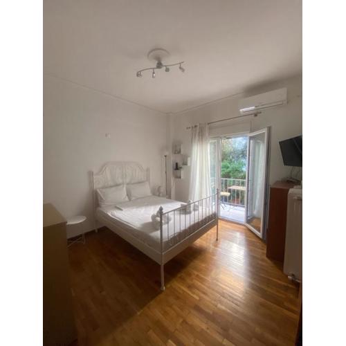 Modern, ideally located studio apartment