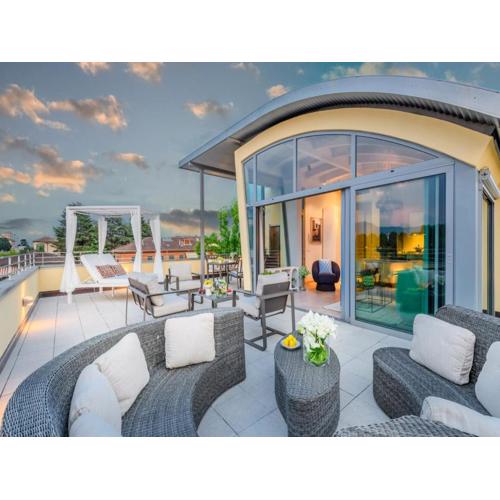Modern Panoramic Loft with Terrace, Elevator
