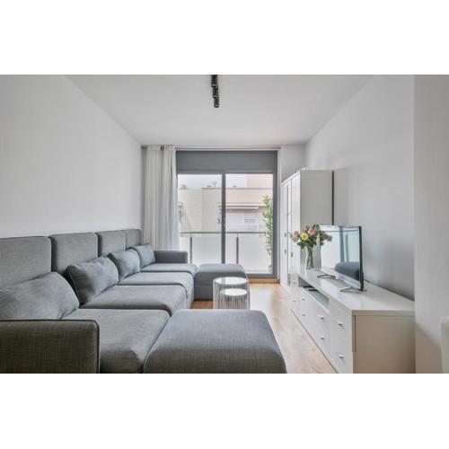 Modern Penthouse with Large Terrace in Poblenou, Perfect for Holidays or Work, Close to the Beach and Public Transport