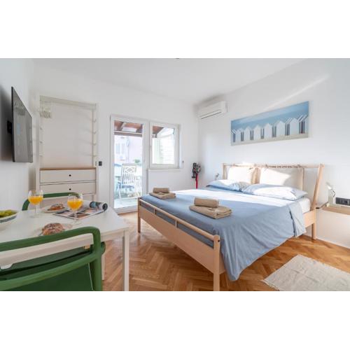 Modern Studio with Terrace, Bikes & Parking