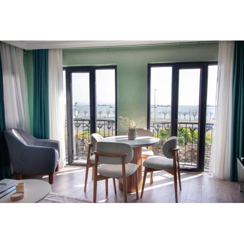 Modern & Stylish 2BR Haven by the Sea in Yedikule