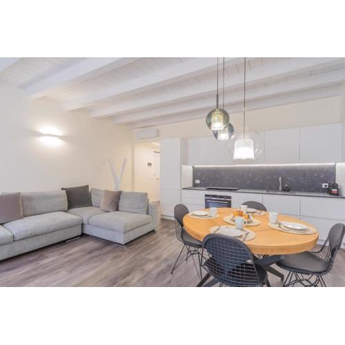 Modern & Stylish Apartment in Como City by Rent All Como