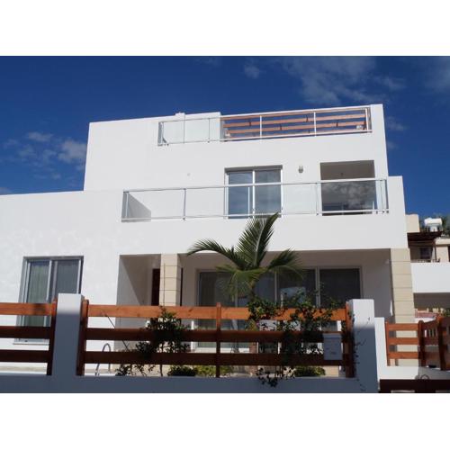 Modern villa, 4 bedrooms, private pool, close to Coral bay strip