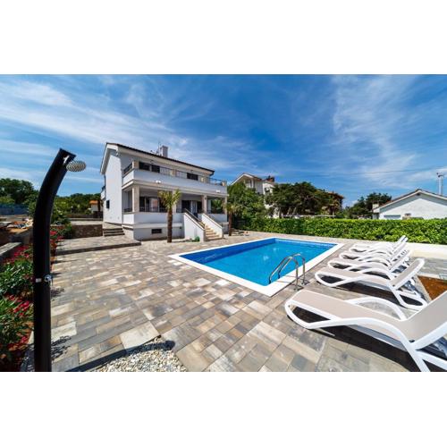 Modern Villa Christian with pool, sauna, and jacuzzi, 10 min walk from the beach
