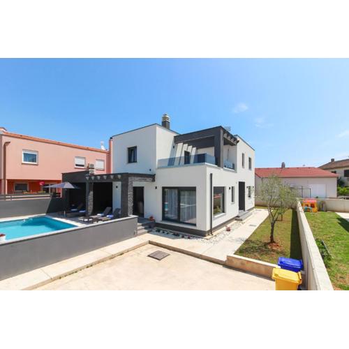 Modern villa Maeni with private pool in Pula