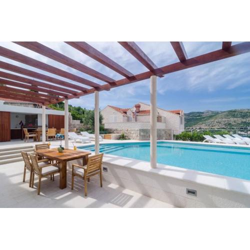 Modern Villa with Swimming Pool - Penthouse