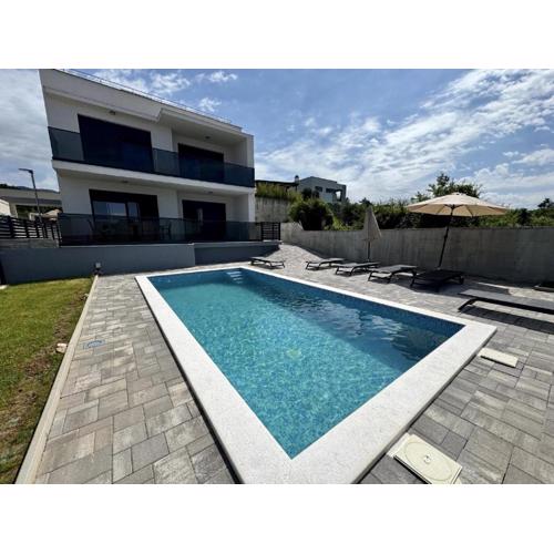 Modern villa with swimming pool and roof terrace